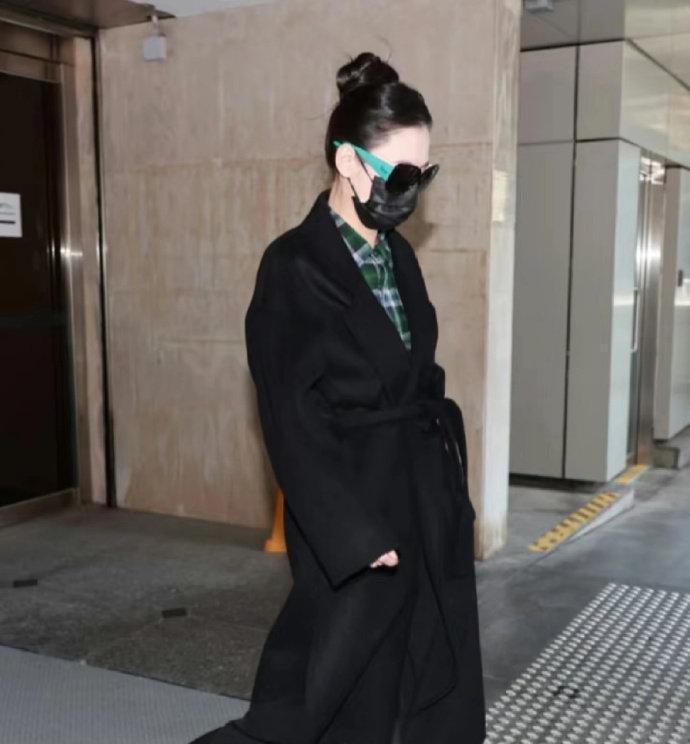 张柏芝与前经纪人法庭对峙，全程带笑——别被她的表情蒙了，她身上那件黑色套装，藏着