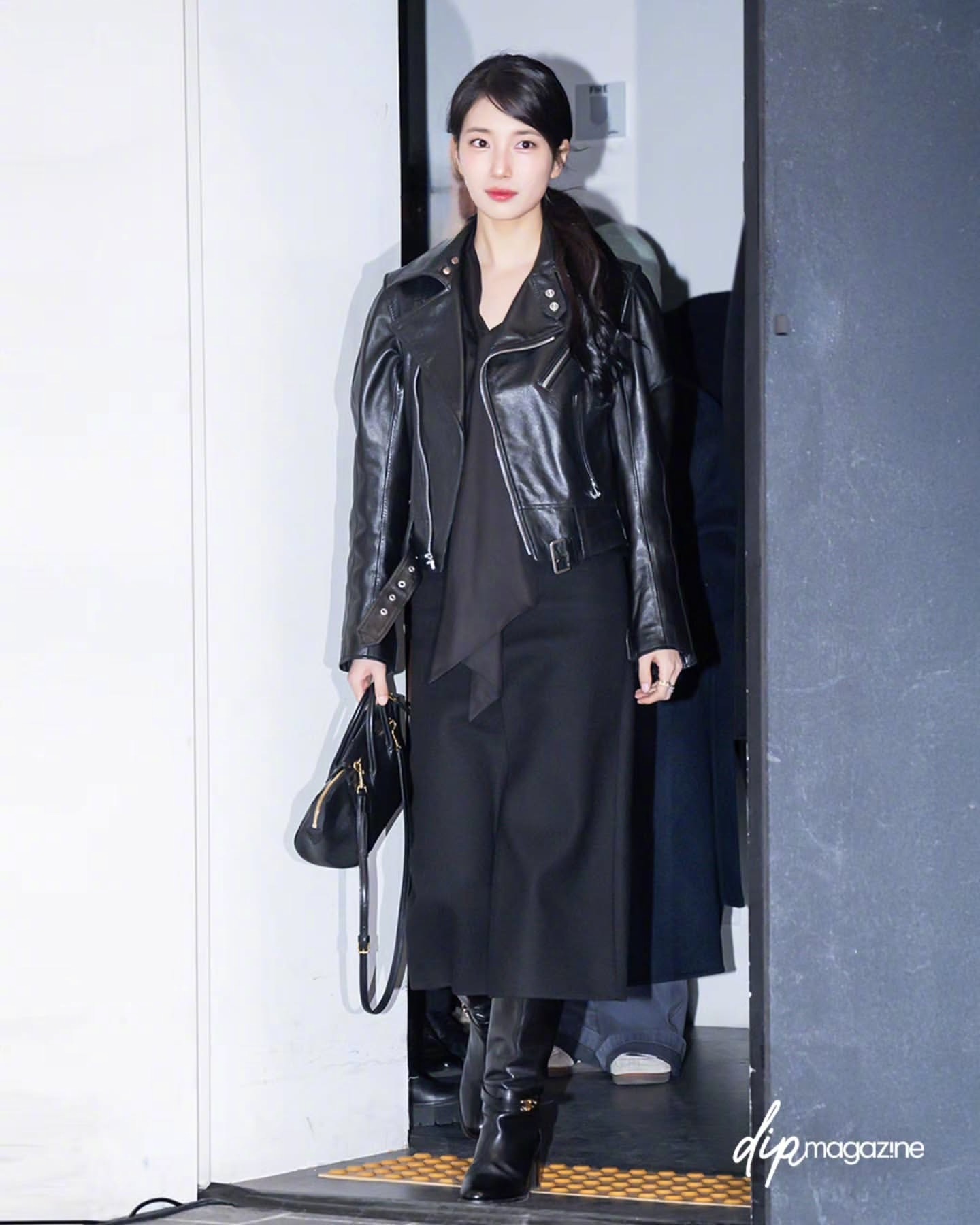 秀智身穿全黑Celine，出席韩国首尔Celine旗舰店活动。皮衣配搭铅笔