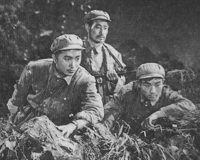 1949年，3名侦察员误入一间破旧牛棚，一名战士刚躺下，突然一阵疼痛，伸手往草堆