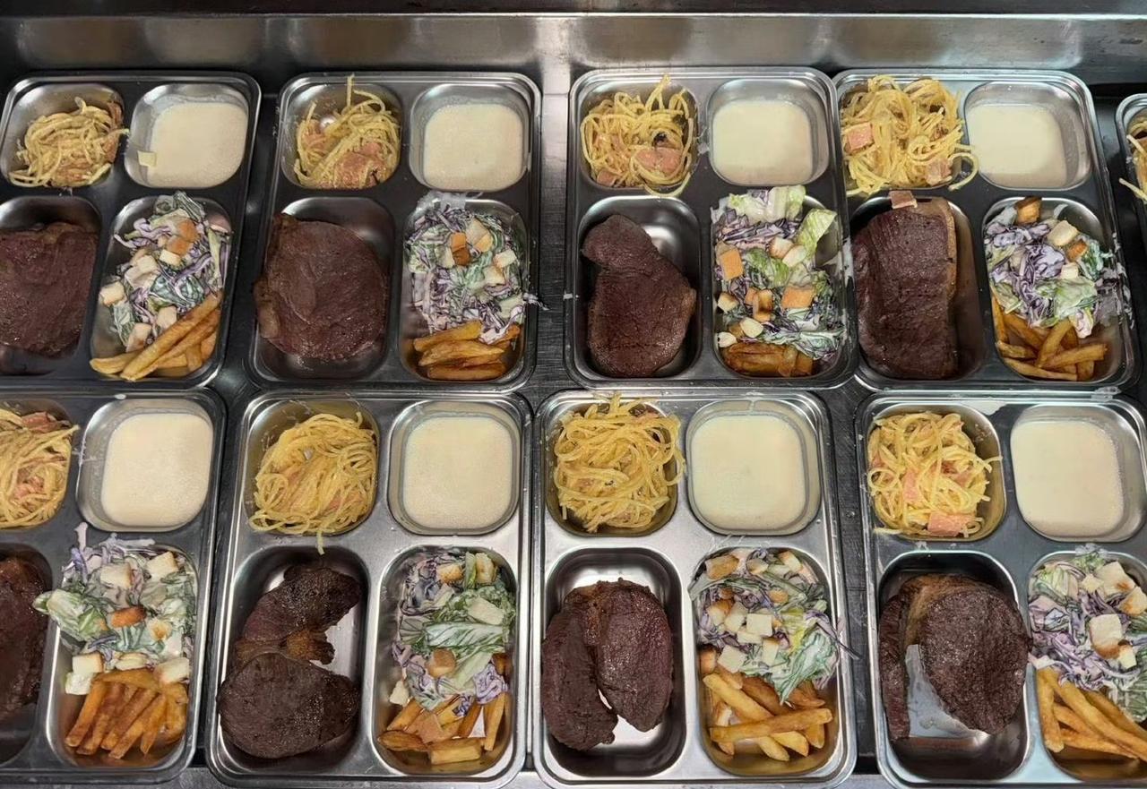 泰国海军457“甲布里”号护卫舰在泰国海军日提供的加餐，泰舰伙食相当可以：“甲