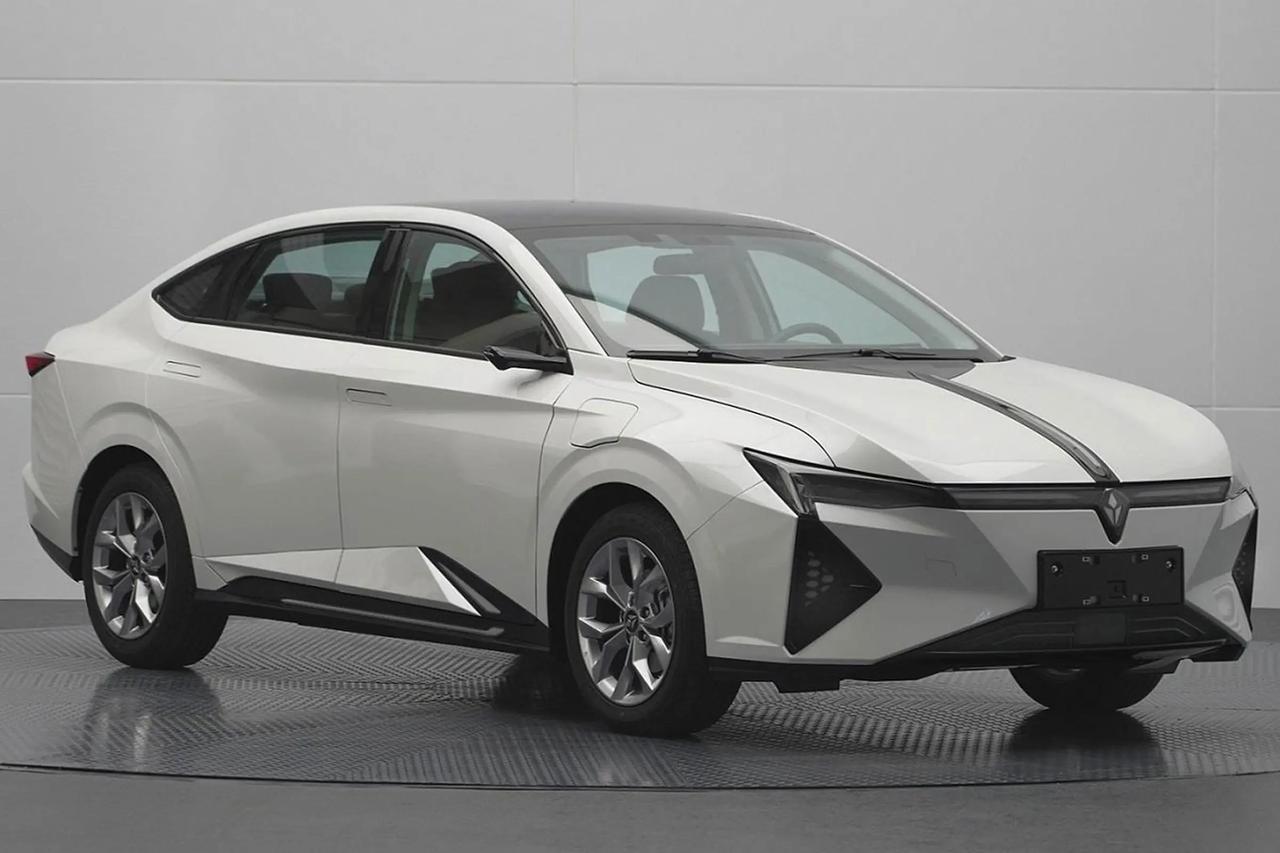 一款极其冷门的中型纯电轿车，11月份居然卖了954辆。车身尺寸4830x18