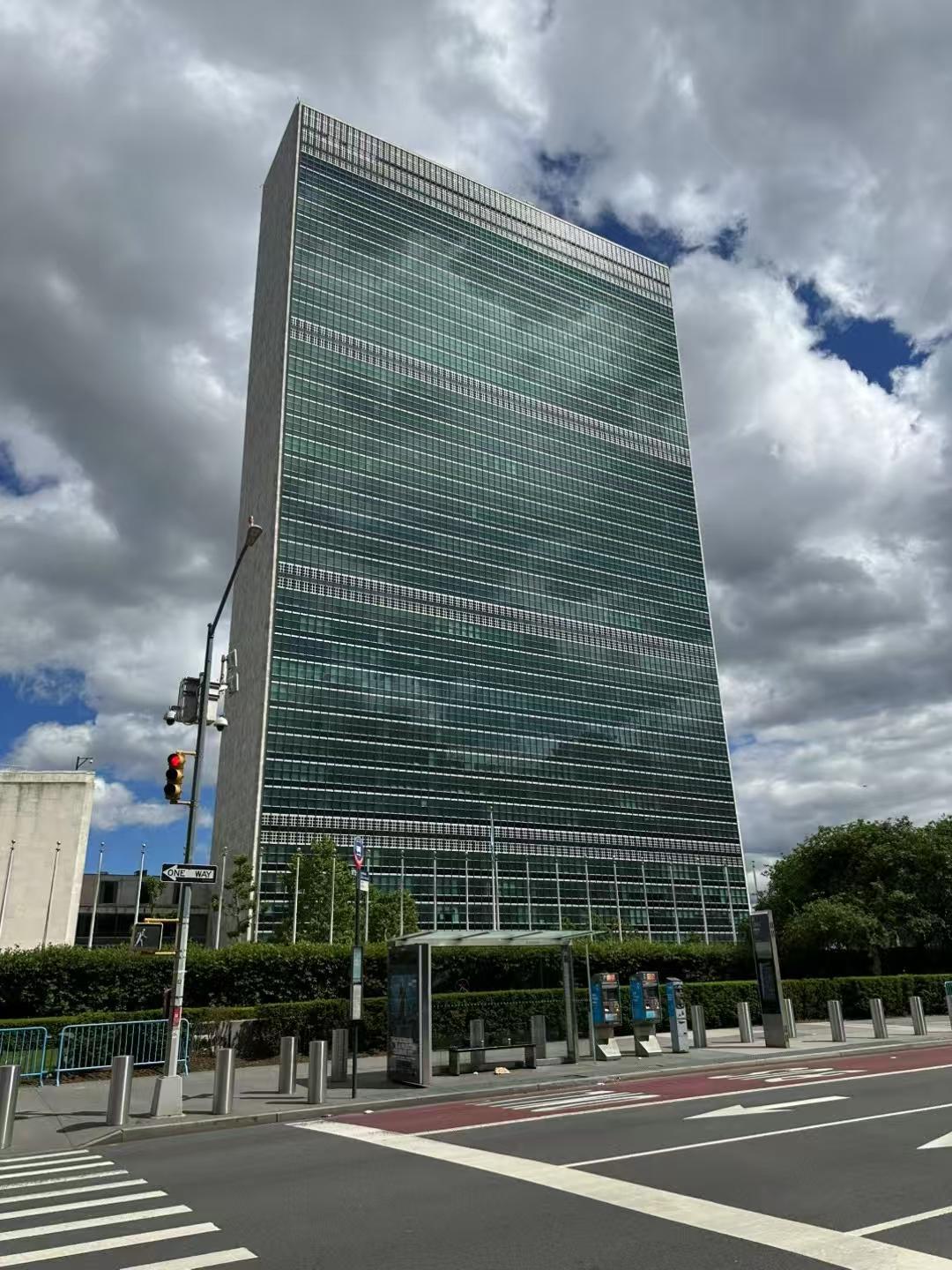 为什么英国媒体集中报道其首相斯塔默明天就开启访华行程，而国内媒体却无一报道呢？