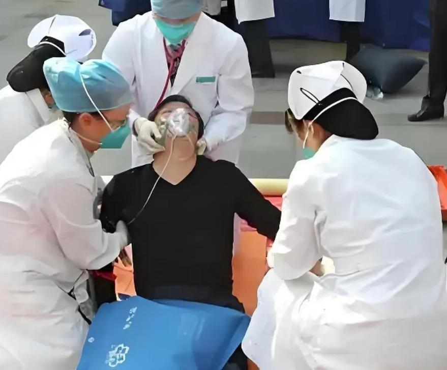 摸了一把，赔了五万，还被打成骨折——这笔账，谁亏谁赚？广西百色，唐自学晚上骑车