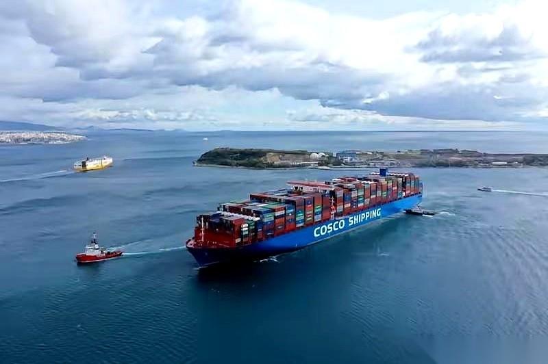 美军特种兵的靴子，又一次踩在了甲板上。黑灯瞎火的印度洋，一艘刚从中国港口出来的