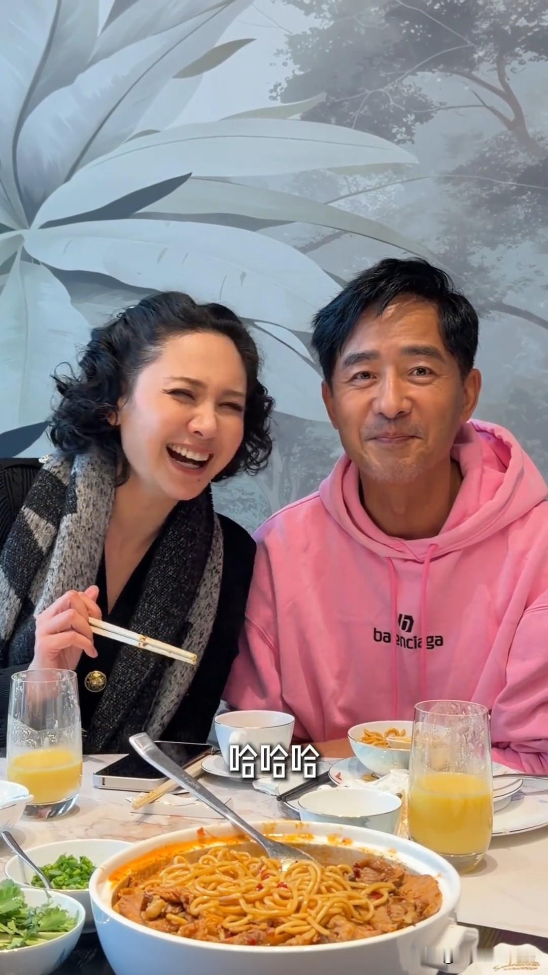 1月26日，程莉莎更新一家三人武汉元旦度假vlog，并配文“又是带大郭小郭在武汉