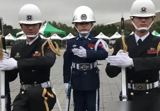 国家统一后，18万台军的去向其实早有答案！这根本不是“处理对峙力量”，而是一场充