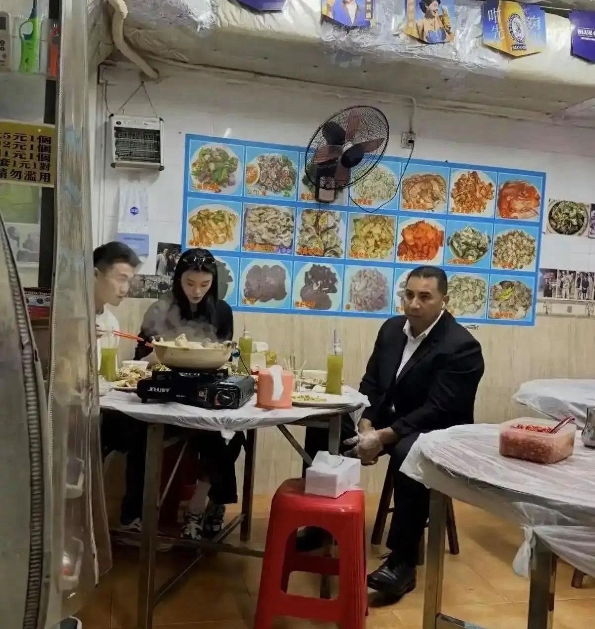 何猷君奚梦瑶路边啃猪骨，保镖坐同桌戴手套狂啃，反差画面不敢信！