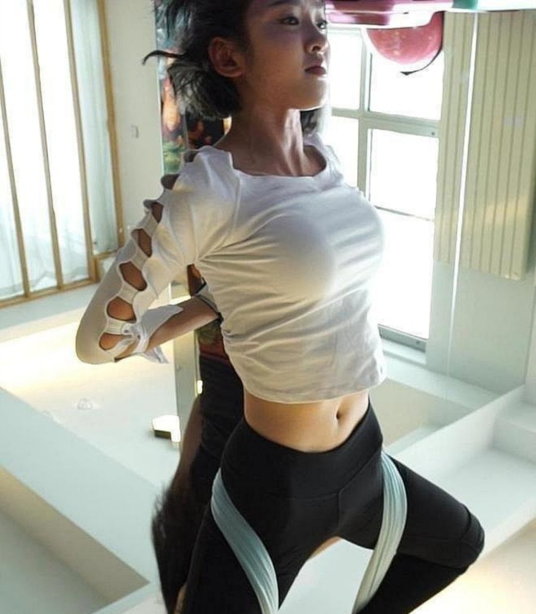 唐艺昕瑜伽练得真稳，身材管理超棒