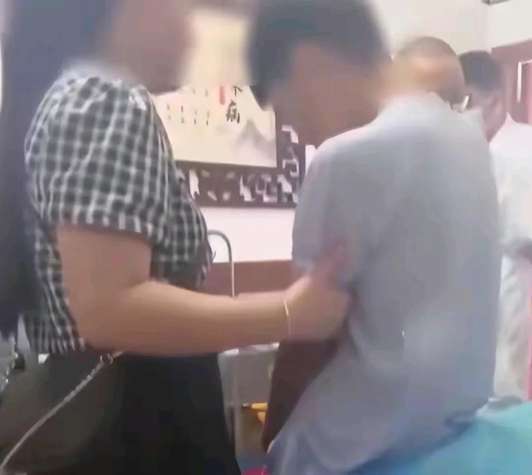重庆13岁男孩花1200元在社区医院割包皮，术后睾丸坏死被切除！网友表示：家