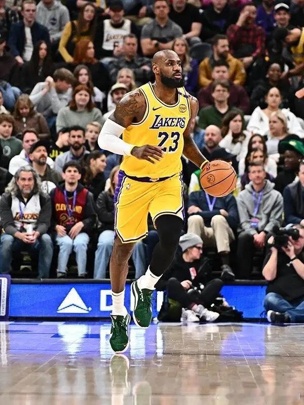 媒体发文：42岁詹姆斯近9场场均26+7+7，真实命中率64%，可能很多人生涯一