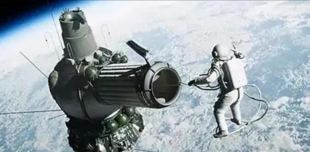 1991年，苏联一名宇航员刚飞上太空，国家解体了。他被遗落在太空上311天。当他