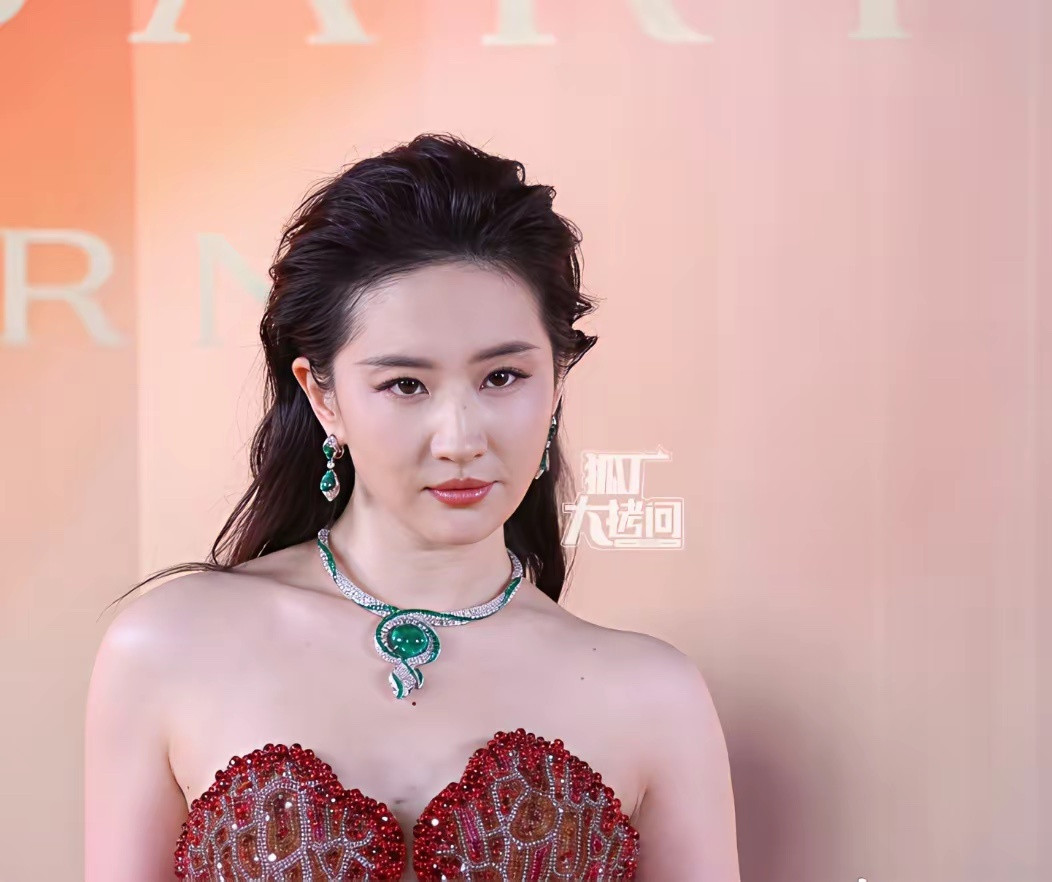 宝格丽两大女明星，刘亦菲和赵露思脸部状态对比太直观了