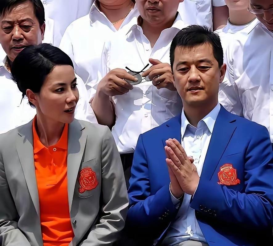 离婚12年，王菲李亚鹏在巴黎并肩站着聊了10分钟，没吵架，没黑脸，周围的人却都哭