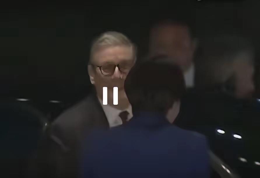 高市早苗丢大脸了高市早苗这次是真丢大脸了。斯塔默刚下车，她就赶紧迎上去。