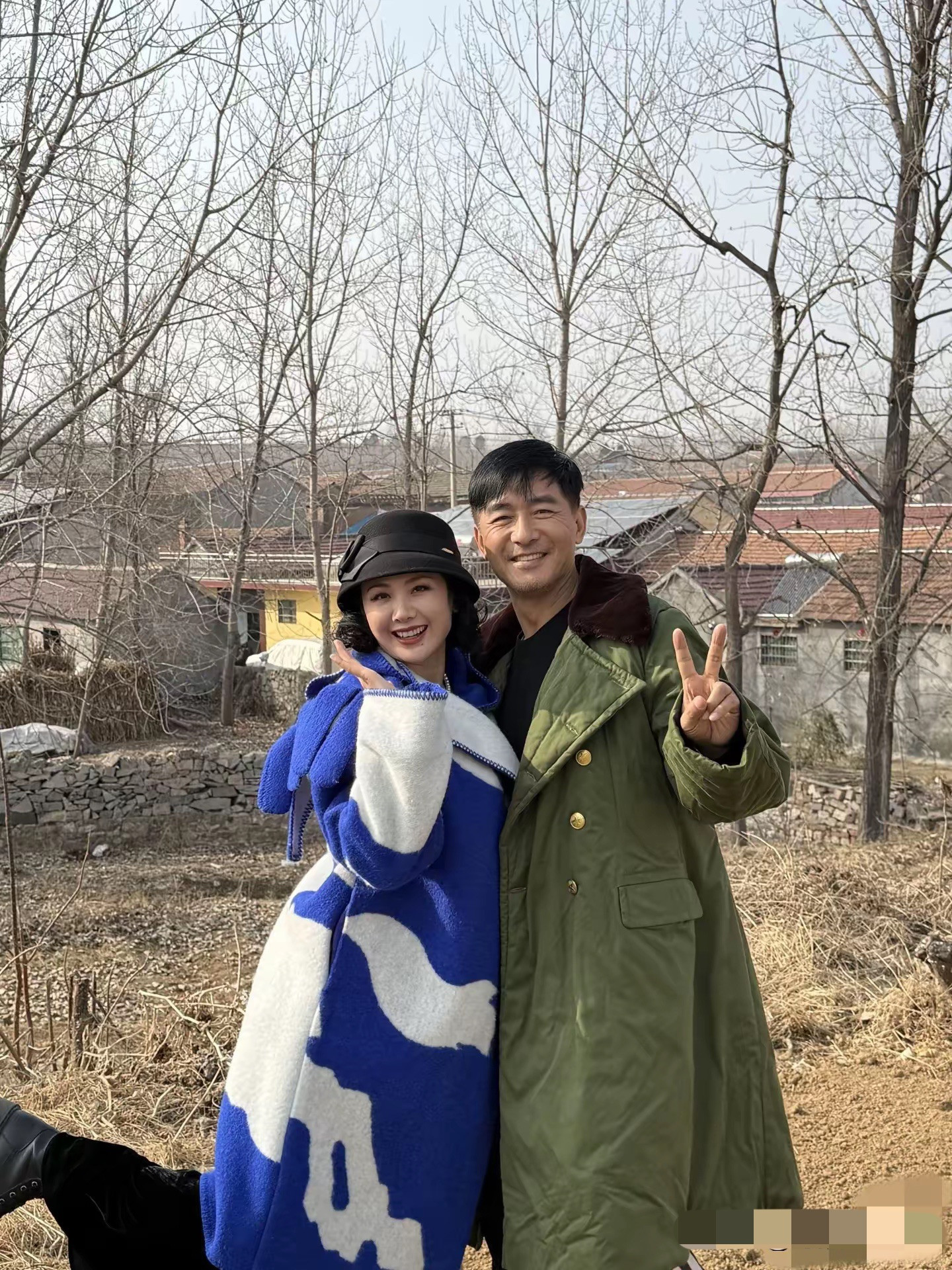 郭晓东和程莉莎回村坐拖拉机，这家人也太欢乐、太接地气了！