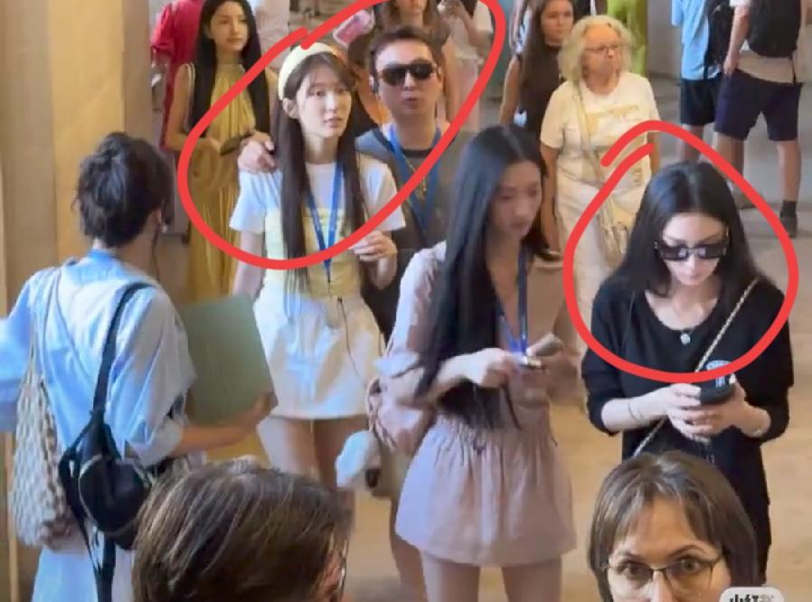 王思聪带女友法国游卢浮宫，身边好几个年轻靓丽女子，注意看一个细节，两次搂的不是同