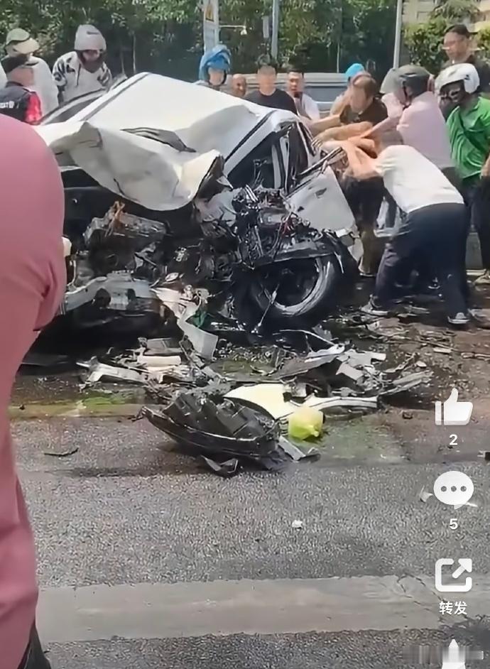 小车开斗气车被大货车挤扁这不是大货车，这是泥头车，也是渣土车。真的是猛人。平时