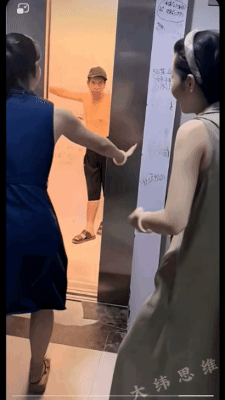 都笑抽了，仨美女笑什么呢？