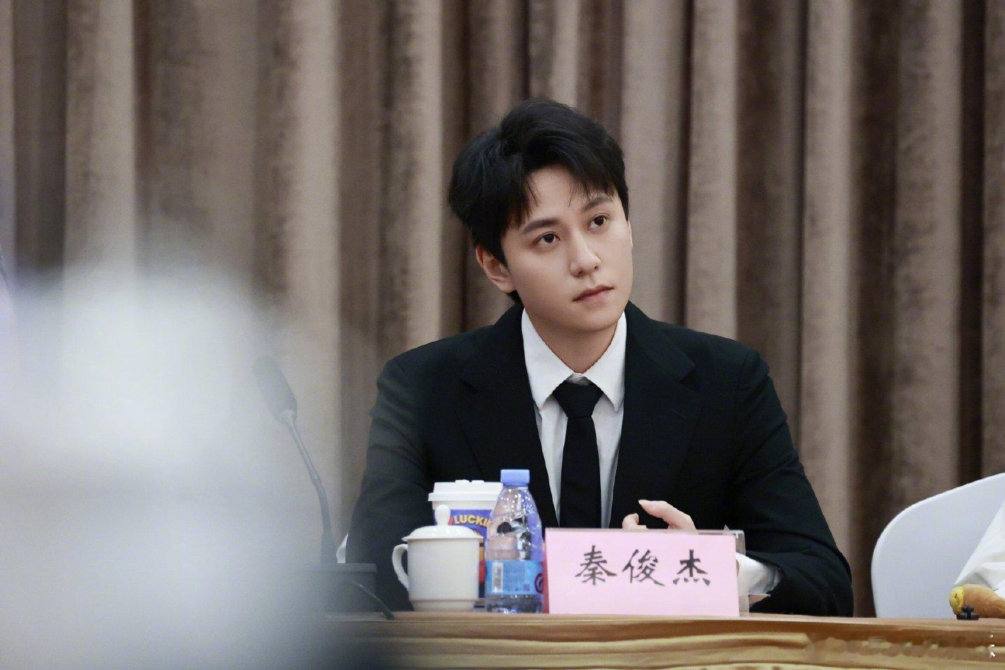 秦俊杰是去体制内进修过吧谁懂这份沉稳！秦俊杰座谈会黑色西装笔挺，发言沉稳有担当