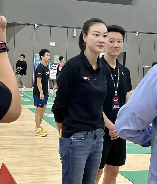 她的身材真的是绝绝子，在体制内应该是那里很美的一个吧，听说她球打的很好，你知道她