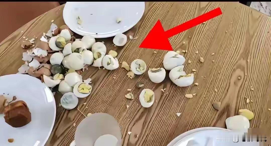 这个代价太大了！捏碎20个鸡蛋女子这下肠子都悔青了。为得到一时的情感宣泄达到心理