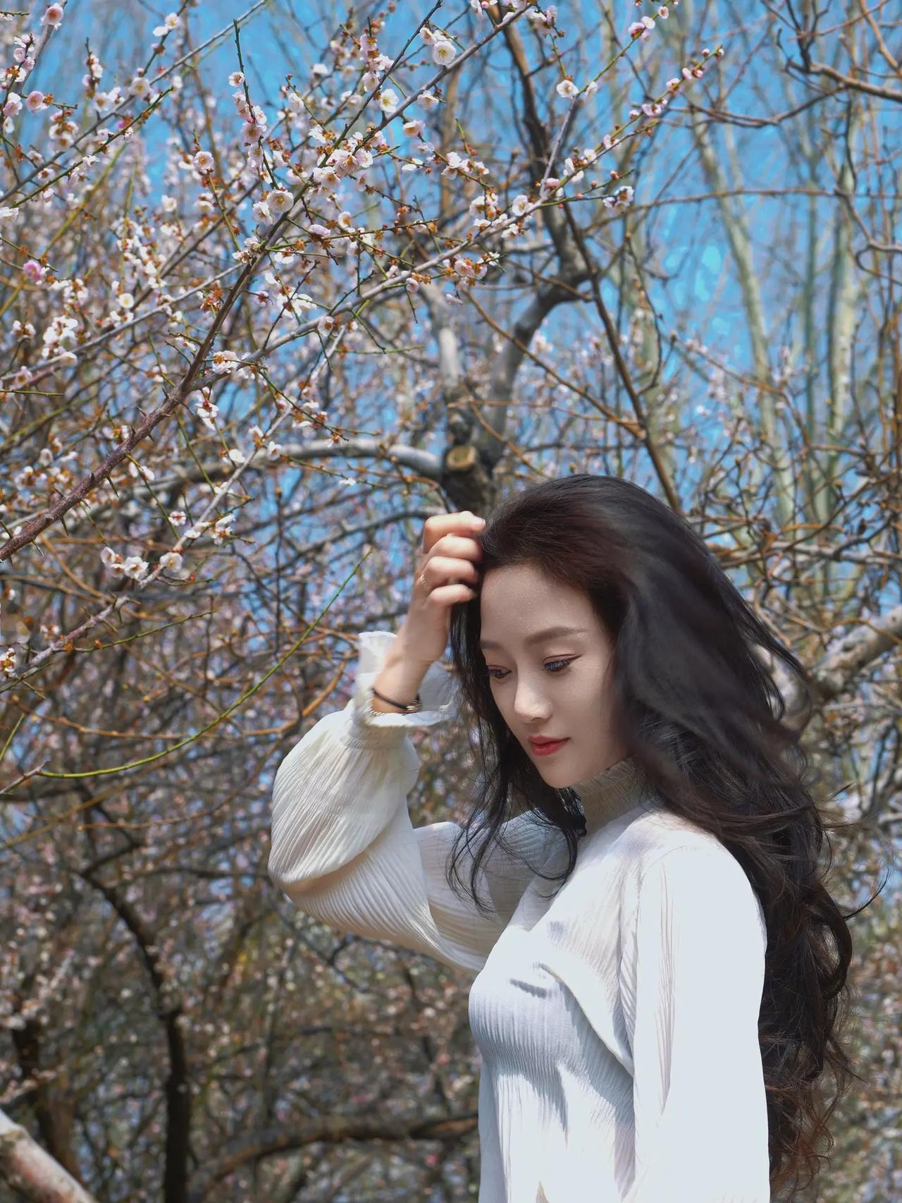 林间倚树思悠长，白衣飘飘意自闲。