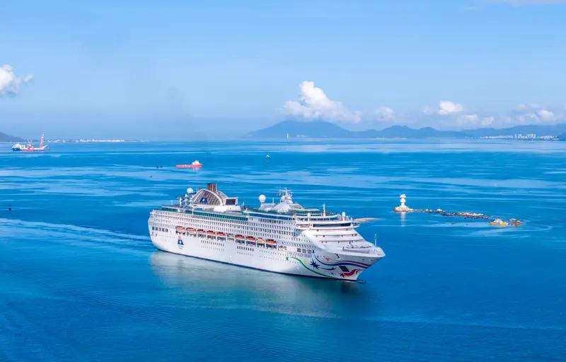 邮轮取消在日本乘客下船的计划，离开港口开回中国。国内有很多的老人喜欢坐邮轮出国