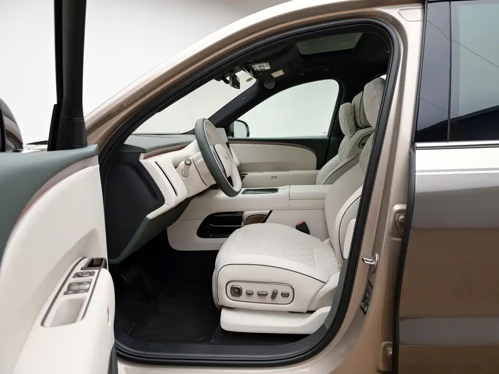 理想L8新款（六座增程SUV）6月底即将上市交付，延续理想家用旗舰定位，六座布局