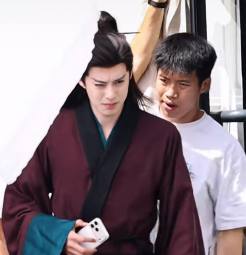 王鹤棣今天剧组路透，除了拍戏外，时刻拿着手机本来凌晨2点就没睡，现在再看下来，