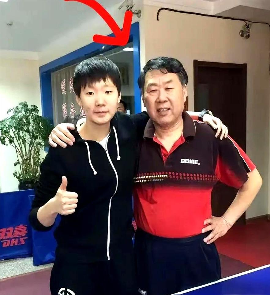 奥运冠军王曼昱送79岁启蒙教练一台车，老爷子死活不要，撂下一句话让她当场红了眼。