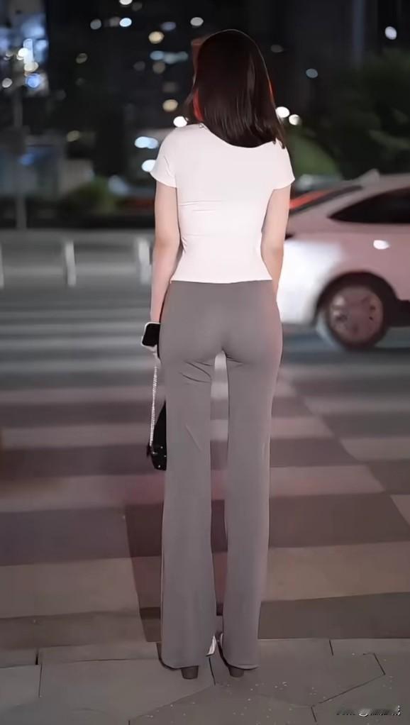 当夜深人静一个人辗转难眠的时候当眼泪掉下来的那一刻也许是真的累了回想曾经走