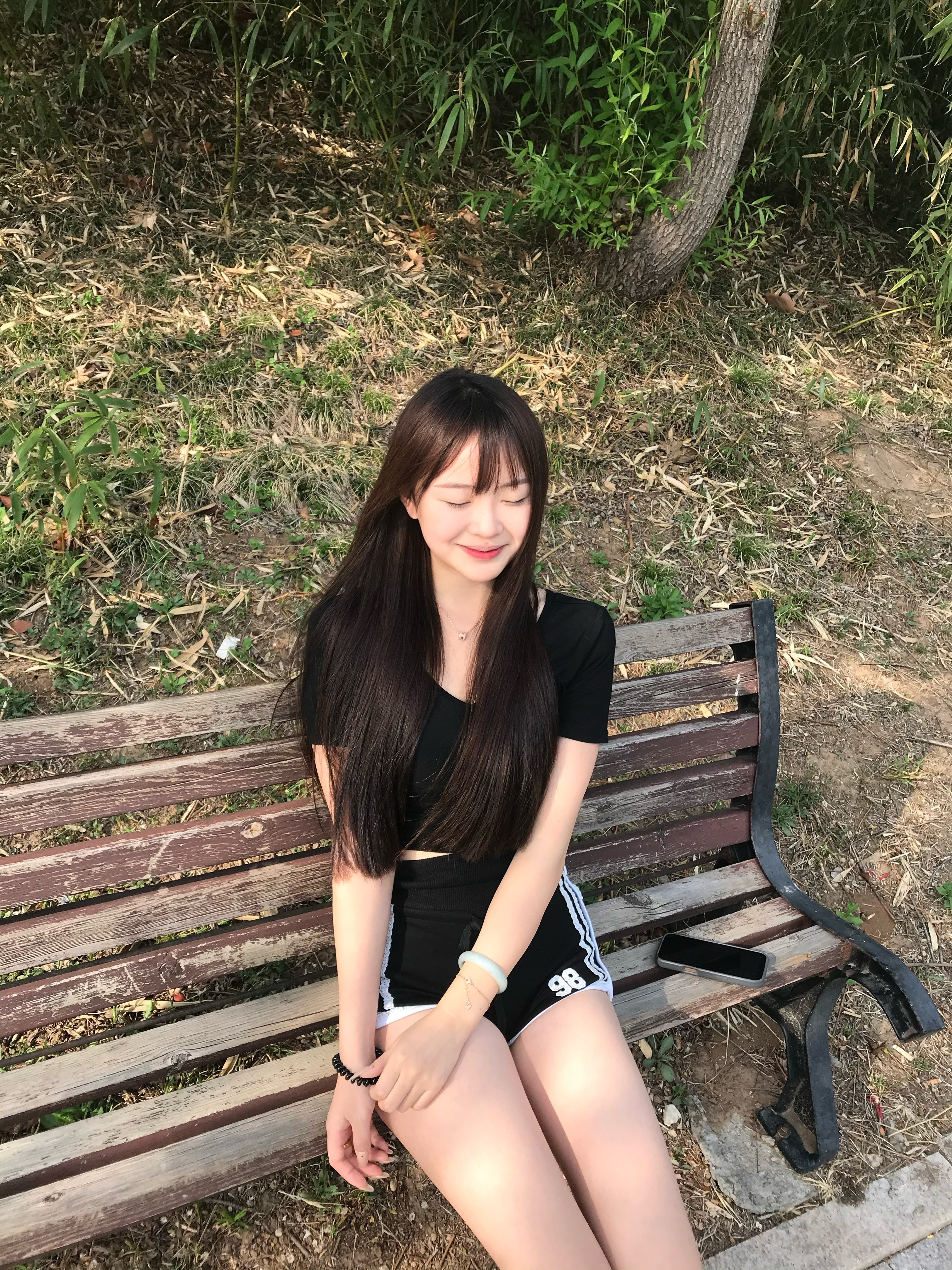 张佩说诡秘你张了张怎么都坏不起来的脸，拿烟都像拿棒棒糖。​​​