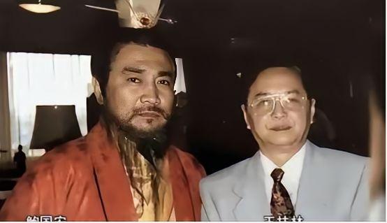 1991年，一个演员因为要求配一辆进口专车，丢掉了曹操这个角色。当时剧组原定的曹