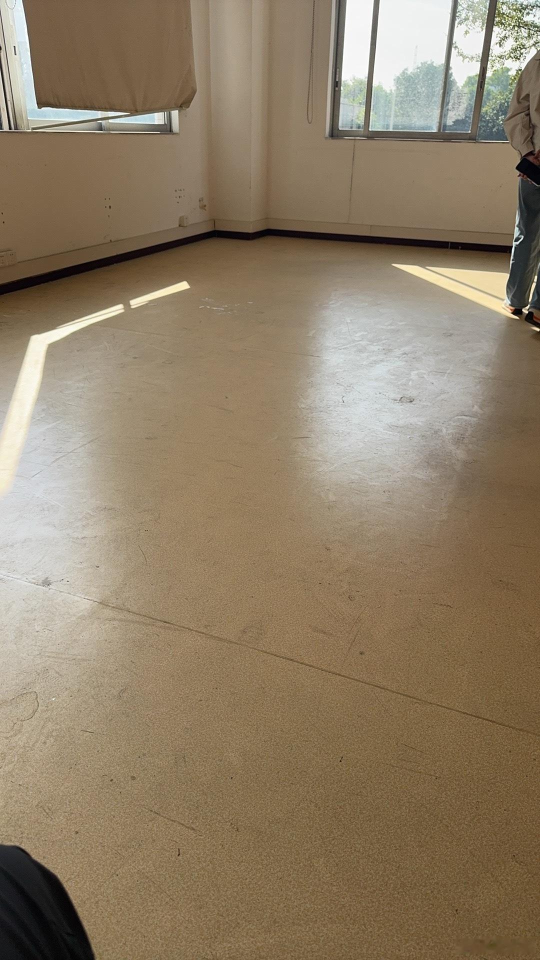 找了个办公室最近准备装修，大家看看这个地板有需要重新铺吗主要还是想省钱