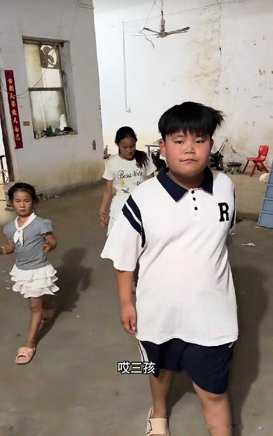 小故事！恩泽带着两个妹妹，气冲冲地来到老壳子家，来找半熟算账。原来