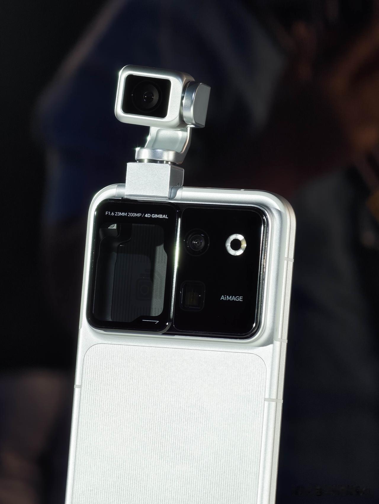 现场感受了一下荣耀RobotPhone，说实话，上手体验比想象中的要好很多。
