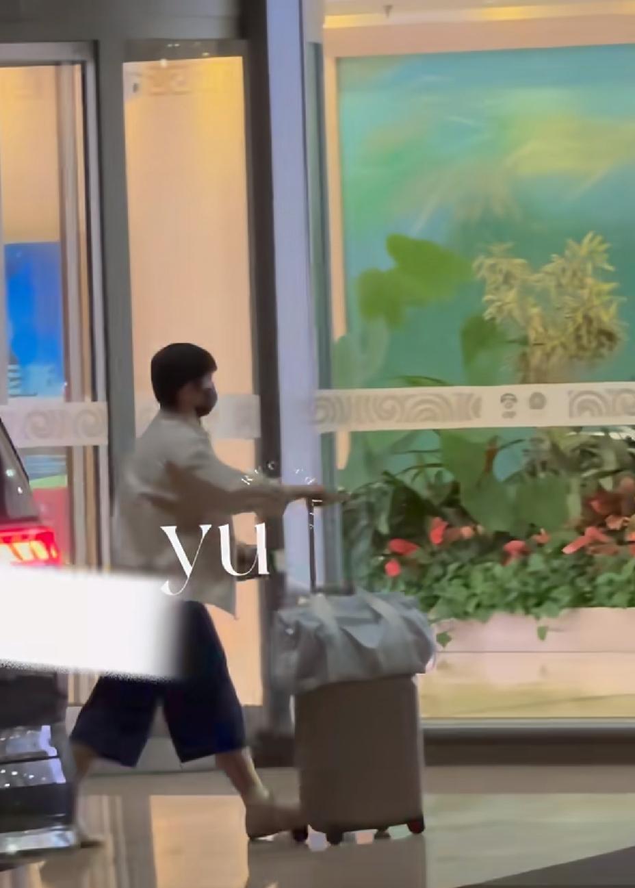 日思夜想的莎莎终于出现了，帅晕我们的莎莎，“鬼混”的我们也回来了。这身穿搭