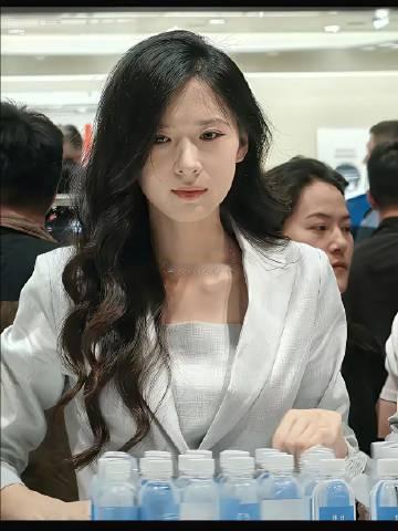 小米展台前负责送水的女孩<br />侧颜像“大胸姐”吴优<br />正...