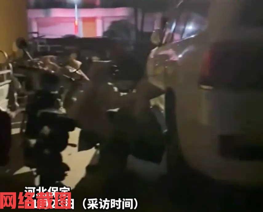 河北保定有女子晚上回家要停车。只因有辆私家车长期违停通行楼道口，于是女子便向