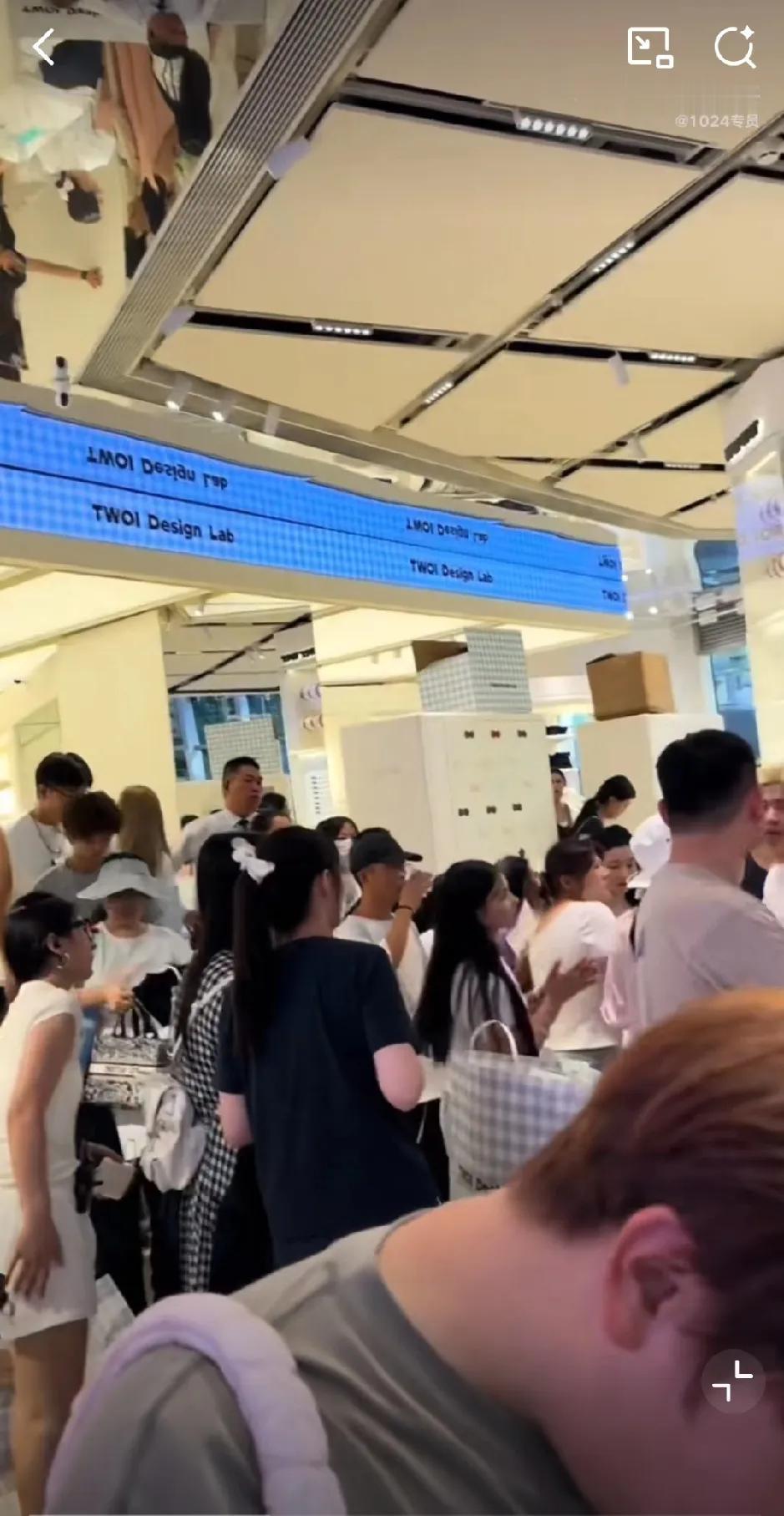 现在的这些年轻人，他们的某些行为的确让人看不懂，也无法理解。上海静安寺商圈某