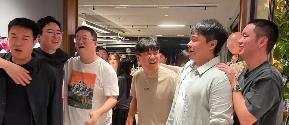 陈思诚、王宝强、肖央泰国游艇欢聚，各自真实面貌迥异，尤以王宝强反差最大，一向以憨