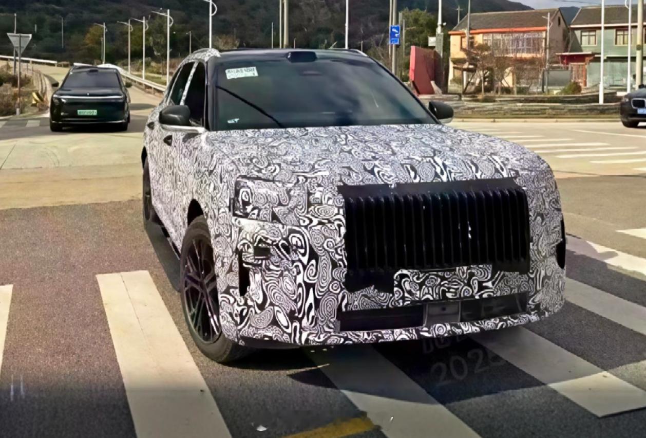 极氪8x最新的一波路透图来了基本上造型可以确认了主设计接近于9x像是中网目前看