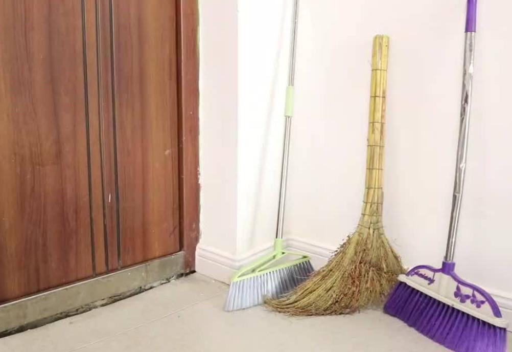 扫把,是我们居家生活中最为常见的清洁用具。但不少人可能没在意过,家里的扫把到