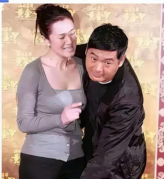 这是周润发和巩俐在，满城都是黄金甲首映式发布会现场，不知道发哥什么原因发飙，非要