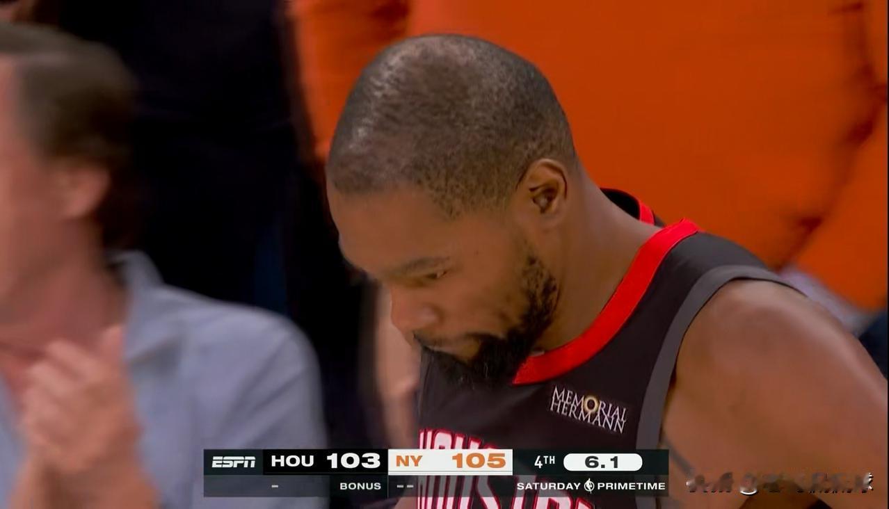 火箭超级巨星杜兰特真是太让人心碎了！在今天火箭客场挑战尼克斯的比赛中，当时距离全