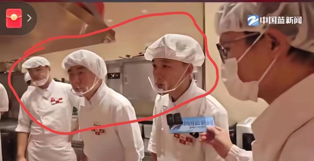 发现没有？西贝厨师听到记者说明火的时候脸上的表情都定住了，不知道他们是不知道