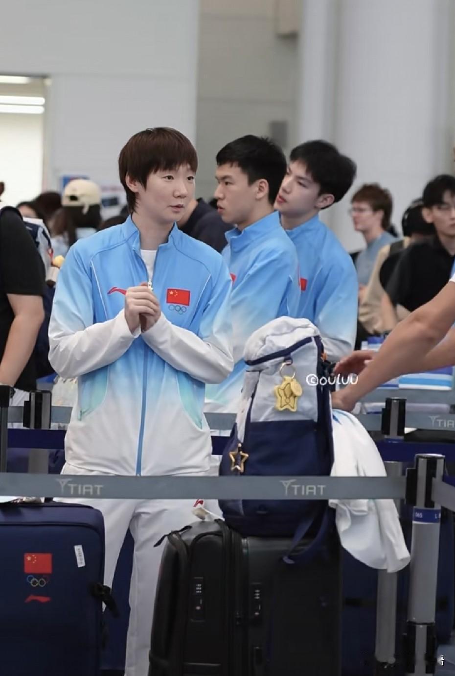国乒一大早从名古屋就出发了，他们要从东京转机飞北京，没有直达的飞机，看到有博主说