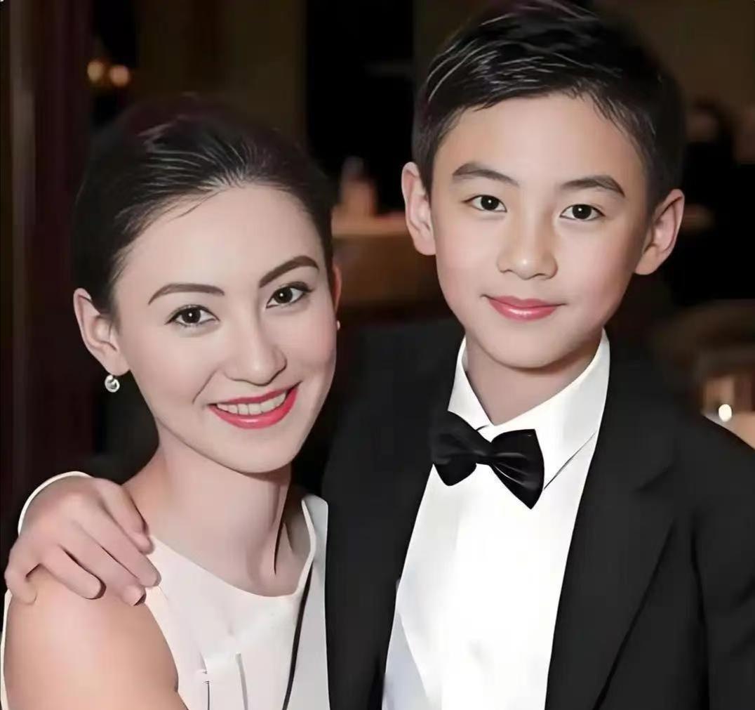 张柏芝小儿子近照曝光，7岁“小王子”颜值逆天，小王子并非秘密，而是张柏芝用母爱筑