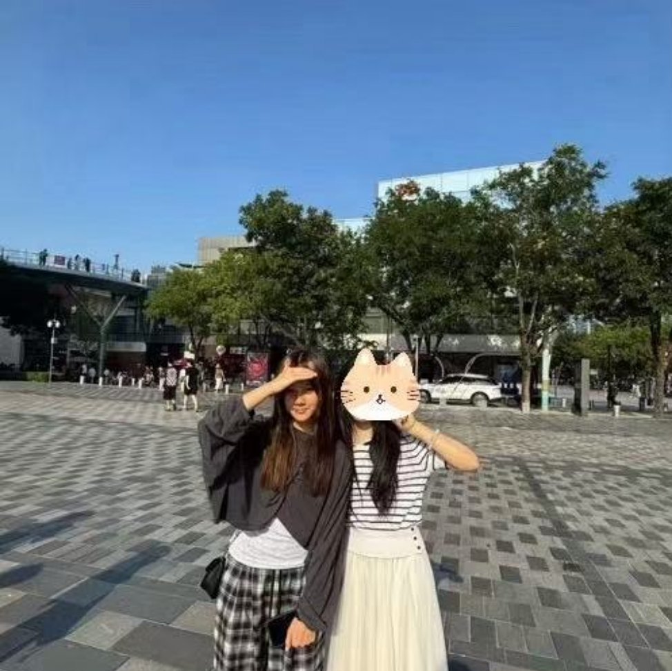 三里屯偶遇甜馨网友三里屯偶遇甜馨，妹妹好乖哦，还一起拍了合照，果然是越长大越漂亮