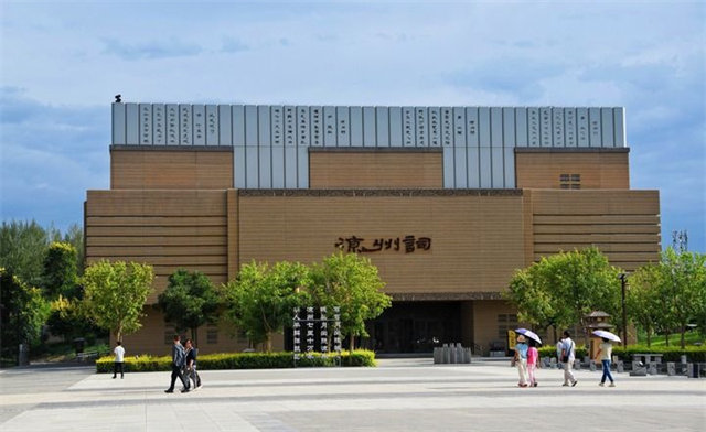 【被诗词焐热的甘肃凉州】“黄河远上白云间，一片孤城万仞山。”许多人知道凉州，是从课本上王之涣的《凉州